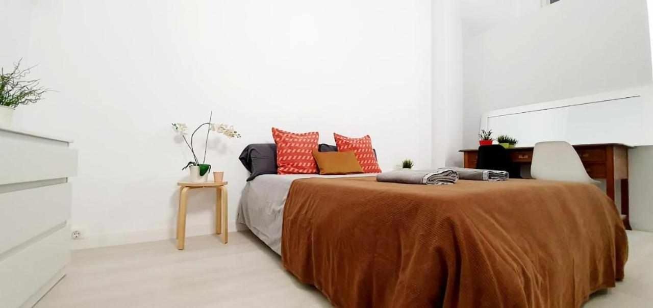 Hostal Urban Basic Оспиталет де Лобрегат Екстериор снимка